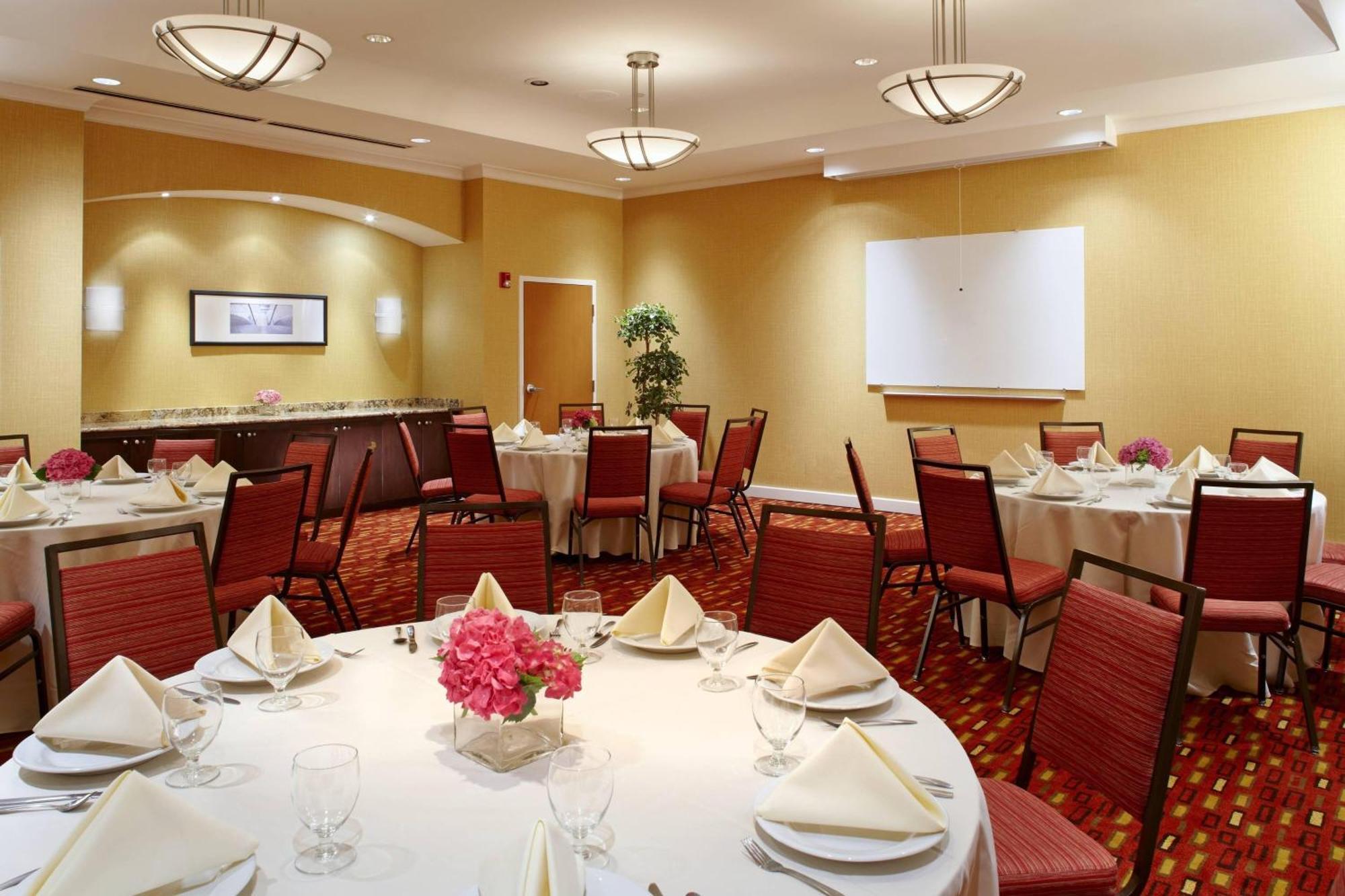 Courtyard By Marriott Pittsburgh West Homestead Waterfront Экстерьер фото